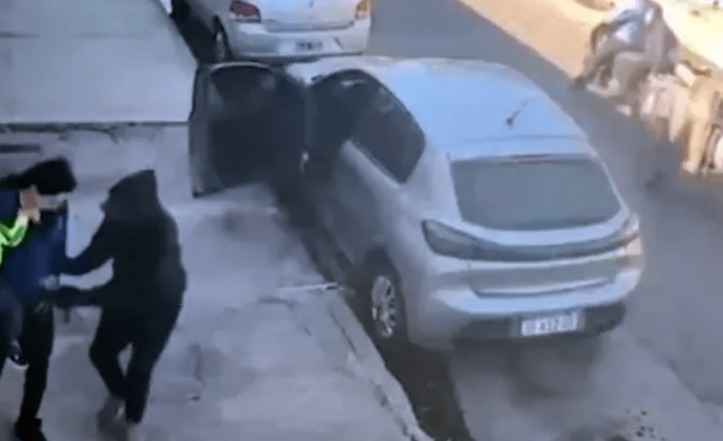 Violento robo en Lanús: asaltaron a una mujer frente a su casa cuando llegaba con su bebé en brazos