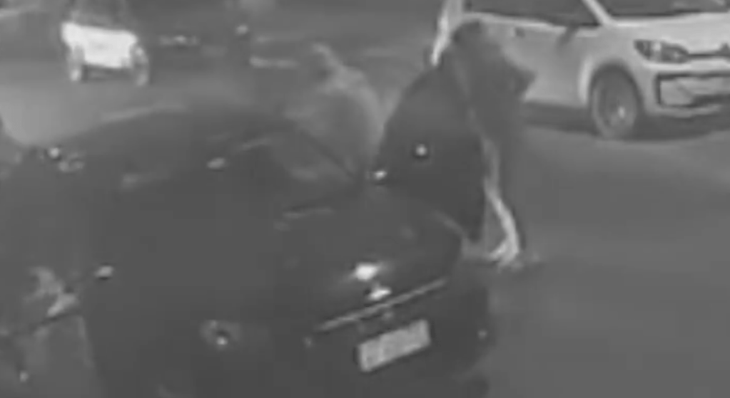 Robo piraña en Lanús: un grupo de jóvenes le robó el auto a una víctima en plena calle