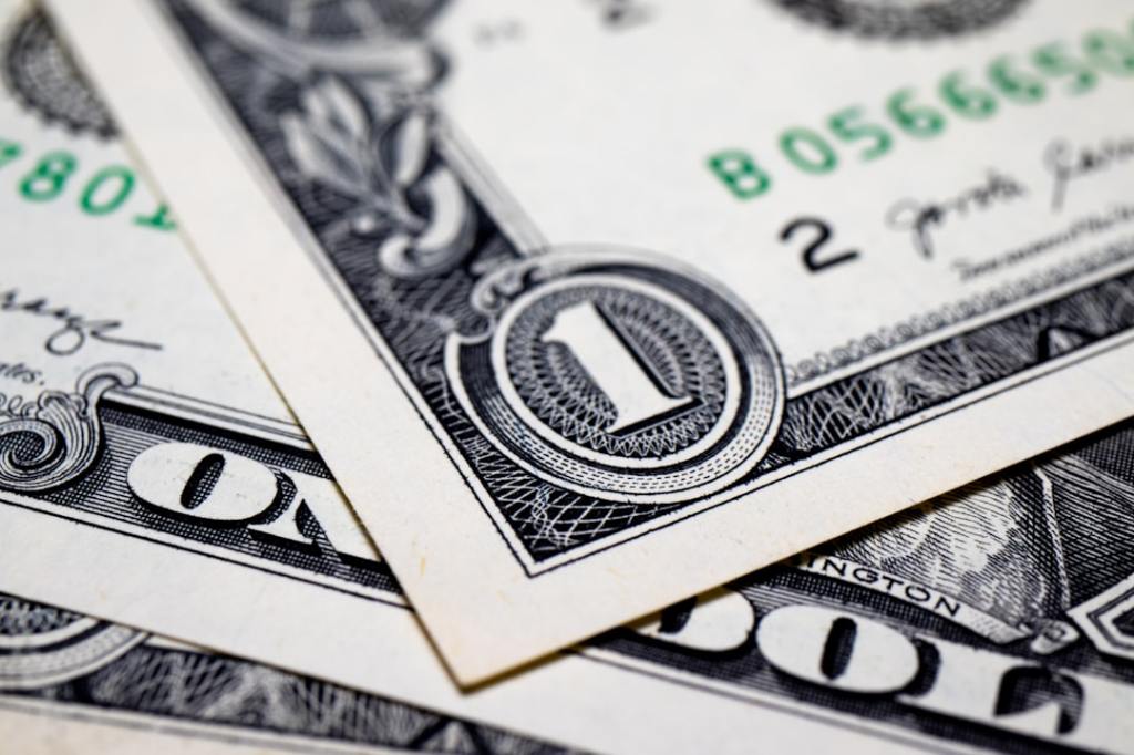 Riesgo país cae a piso de ocho años mientras bonos ganan en NY
