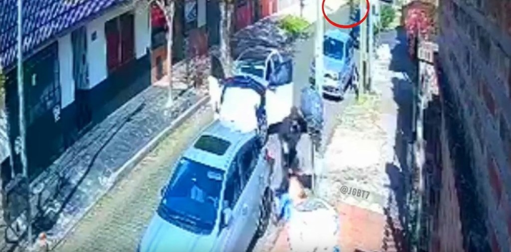 Lanús: fueron a visitar a su madre a un geriátrico y les robaron el auto en la puerta